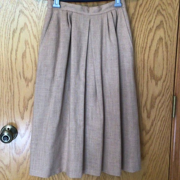 Evan Picone - Vintage tan skirt & jacket suit - Picture 3 of 13